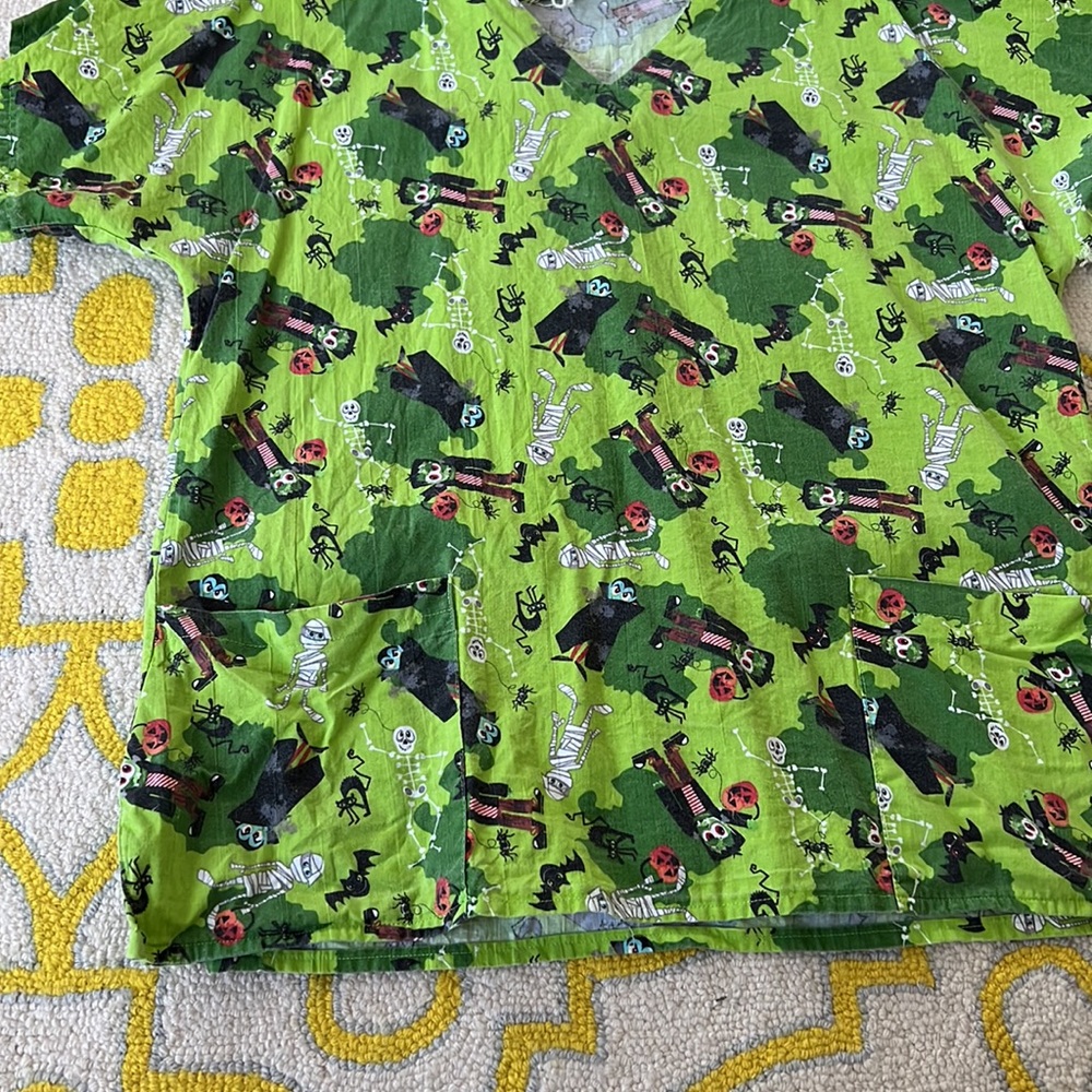 Halloween Scrub Top. Sz L - Picture 3 of 5